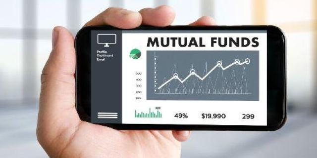 How does real-time tracking in a Mutual Fund Software in India benefit MFDs?