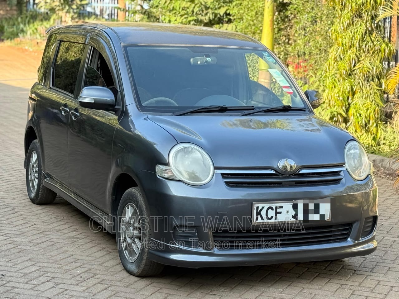 Toyota Sienta 3