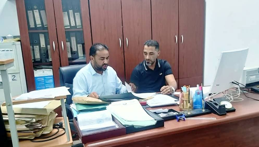 مسجل عام جامعة الزيتونة المكلف يتفقد سير عملية التسجيل والقبول للعام الجامعي الجديد.