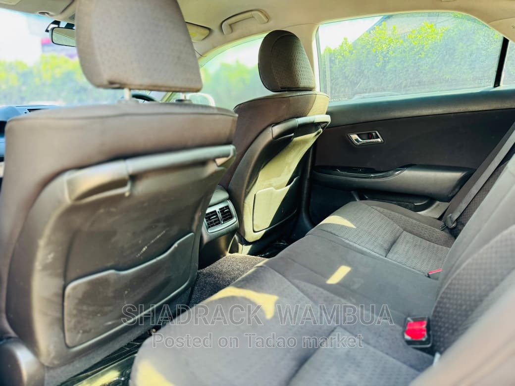 Toyota crown athlete 4