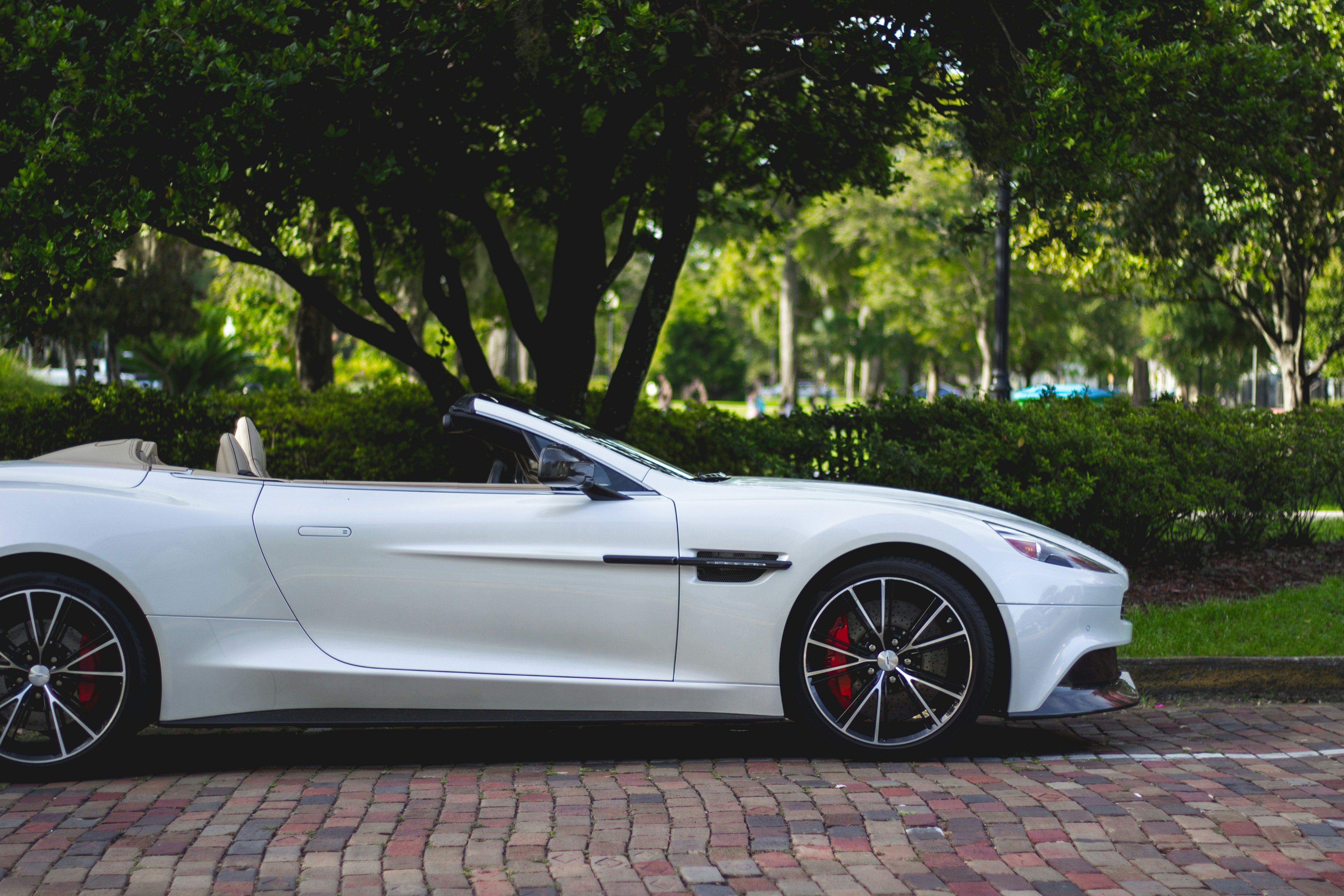 Aston Martin DBX707