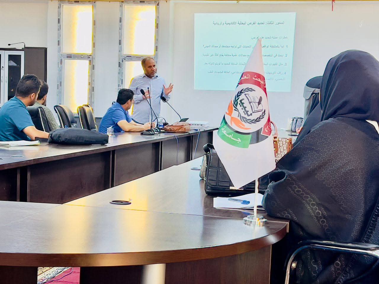 مركز الريادة والابتكار بجامعة الزيتونة يفتتح دورة تدريبية متخصصة لطلبة الدراسات العليا.