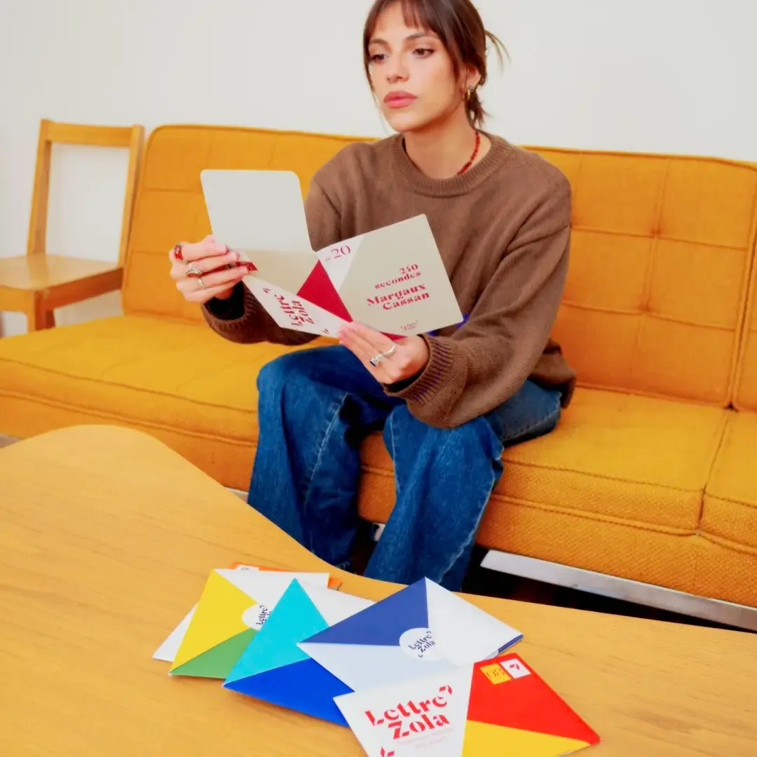 Une lectrice en pleine lecture de lettre zola dans son salon