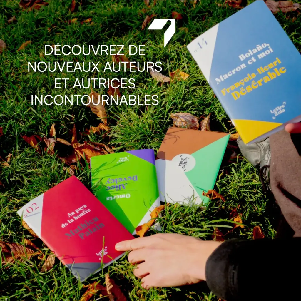 La main du lecteur en train de pointer des lettres Zola