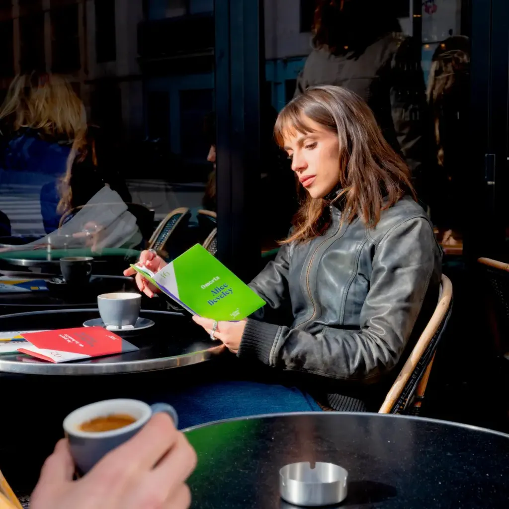 Une lectrice passe un moment de lecture agréable avec lettre zola
