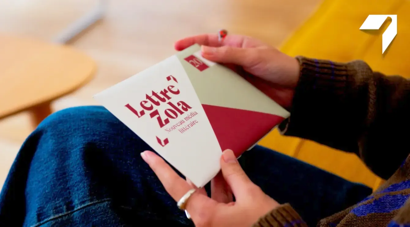 Une lettre Zola entre les main d'un lecteur