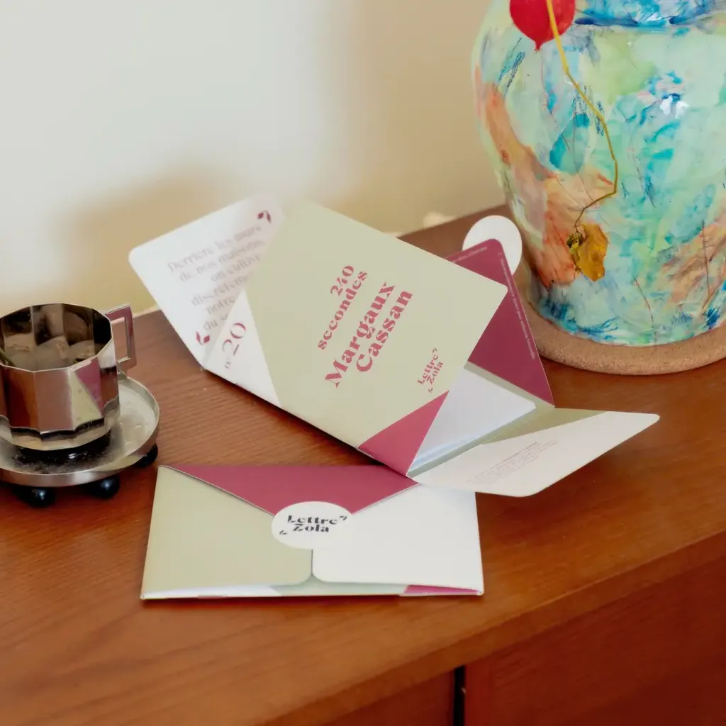 Une lettre zola posée en décoration sur un buffet