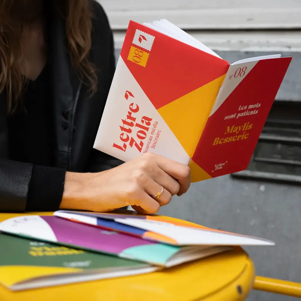 Lettre Zola dans les mains d'une lectrice