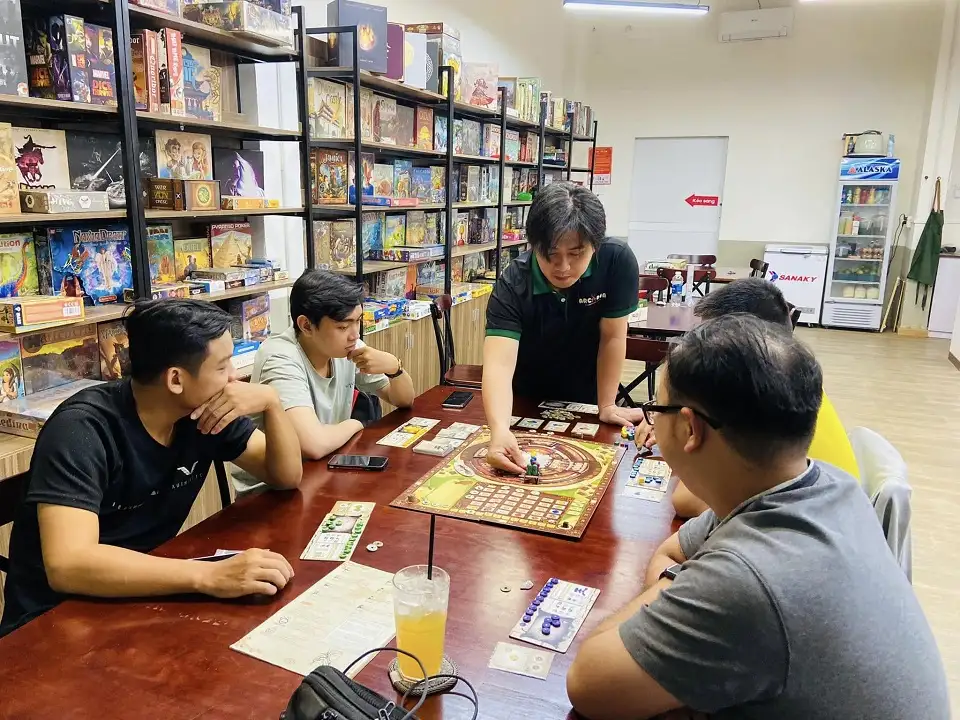 nhom-ban-choi-board-game-quan-arcadia-board-game-1.webp