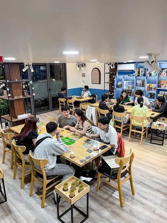 ludos-board-game-cafe-space-1.webp