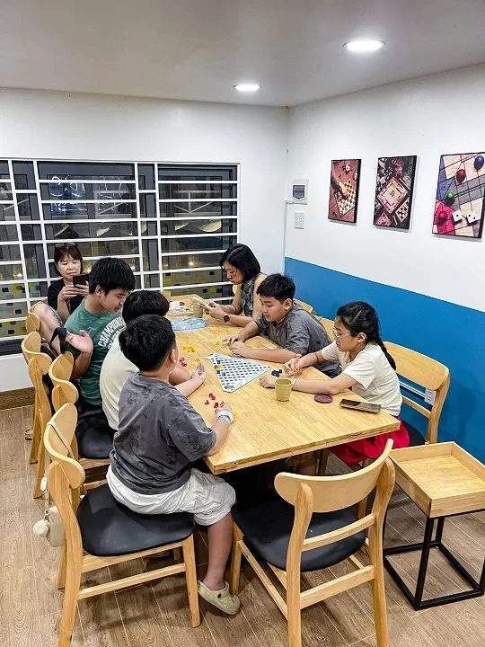 ludos-board-game-cafe-space-4.webp