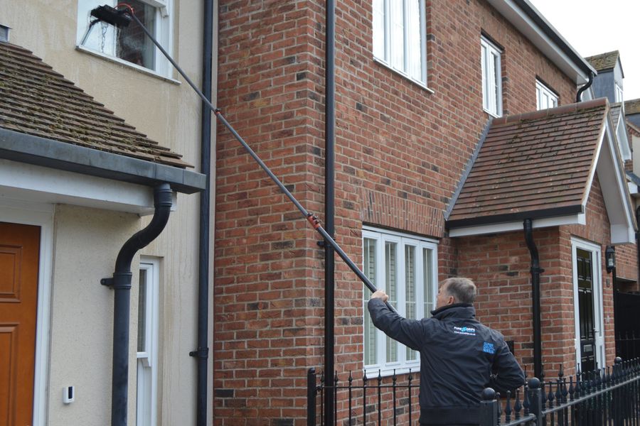 Cleaning of a first-floor window with the Reach and Wash system.