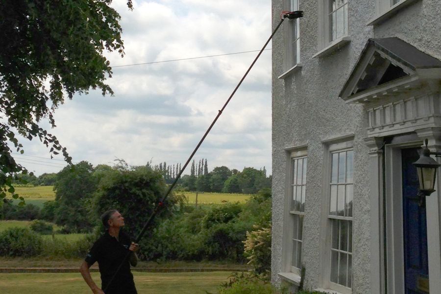 Cleaning of a first-floor window with the Reach and Wash system.