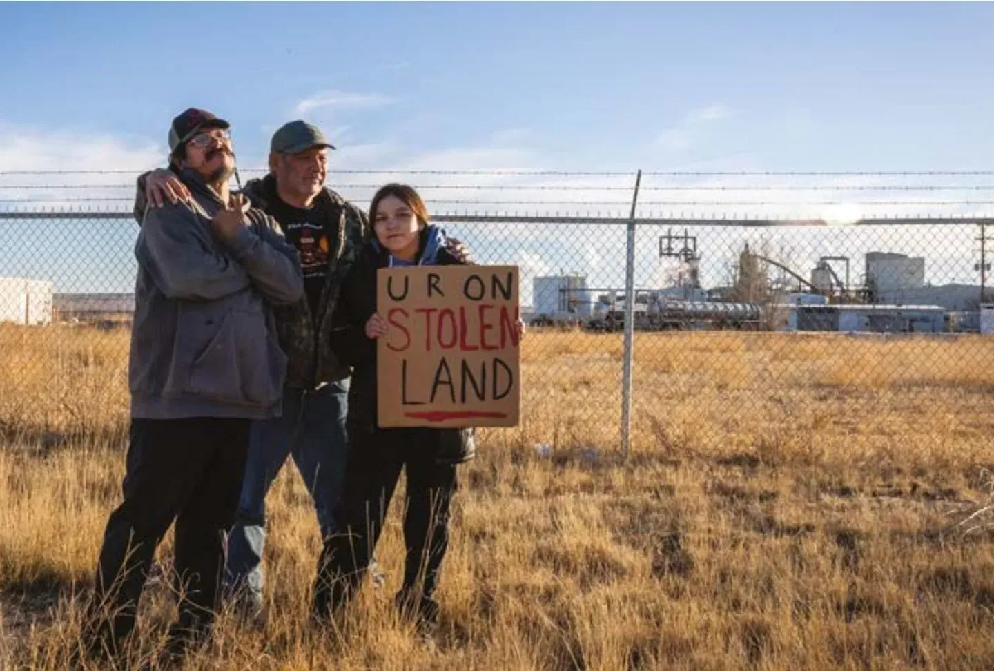 Little Wind Carpenter, son père et son oncle Kent vivent à côté de l’usine Chemtrade. Ce dernier, à gauche, accuse les entreprises successives d’être responsables du cancer du côlon en phase 3 dont il souffre.