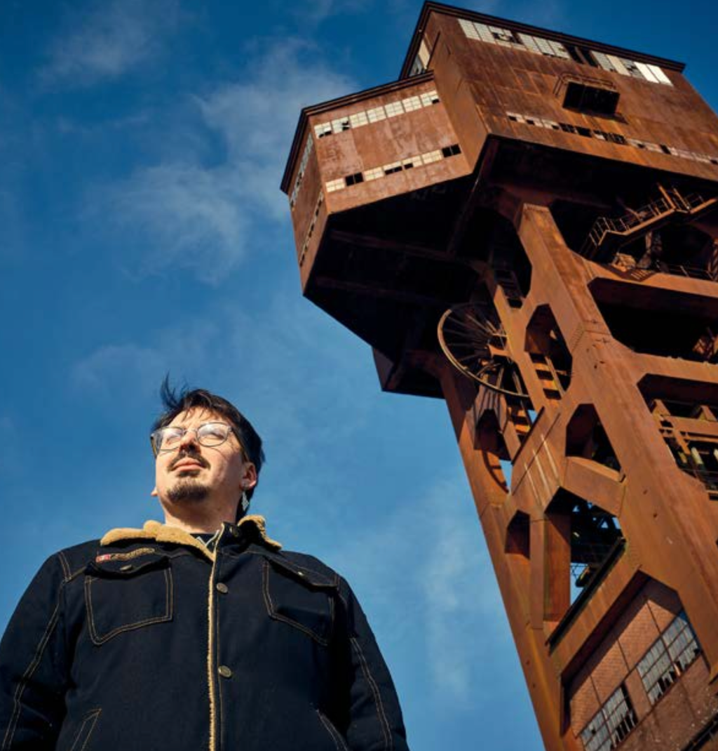Christian Porta devant les vestiges de l'ancienne mine de charbon, située à côté de l'usine Neuhauser.