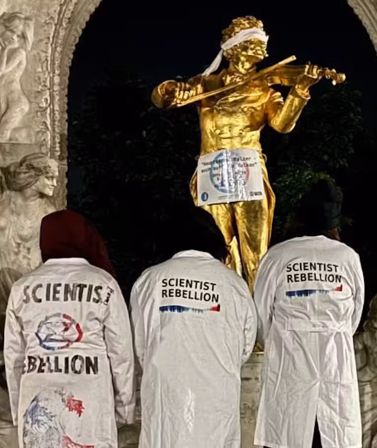 Des militants de Scientist Rebellion (ici à Vienne, en Autriche, au printemps 2024) ont bandé les yeux de nombreuses statues de personnalités : l'objectif était d'attirer l'attention sur le fait que la crise climatique continue de s'aggraver tandis que de larges pans de la société ferment les yeux. 
