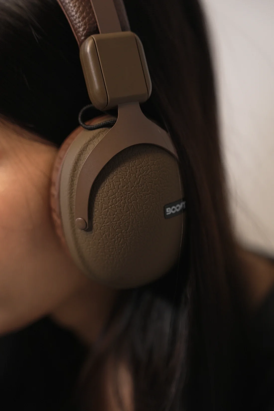 Front perspective of Boost Note retro audio headset in warm Brown finish
