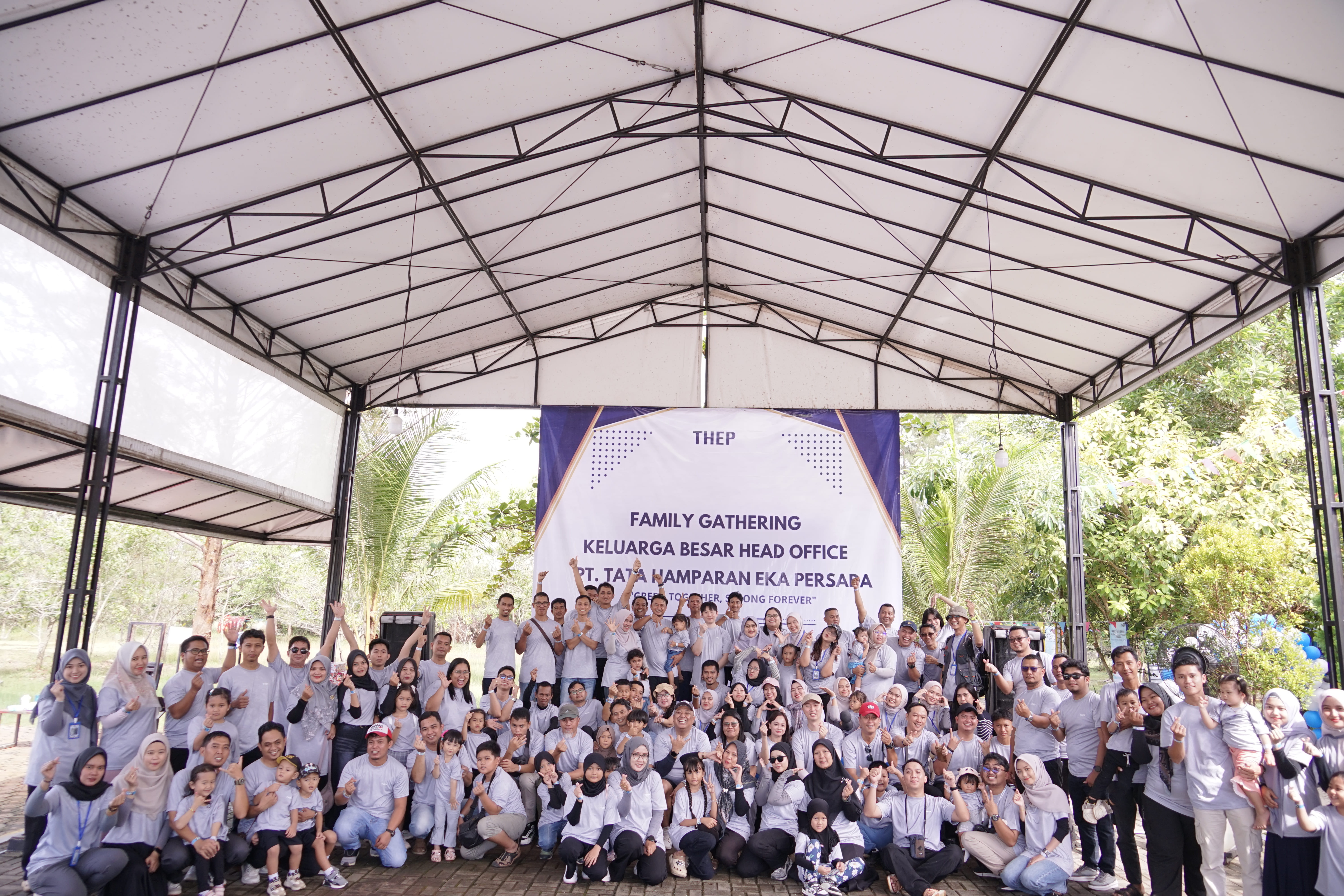 PT Tata Hamparan Eka Persada menyelenggarakan kegiatan Family Gathering di Pasir Padi Bay