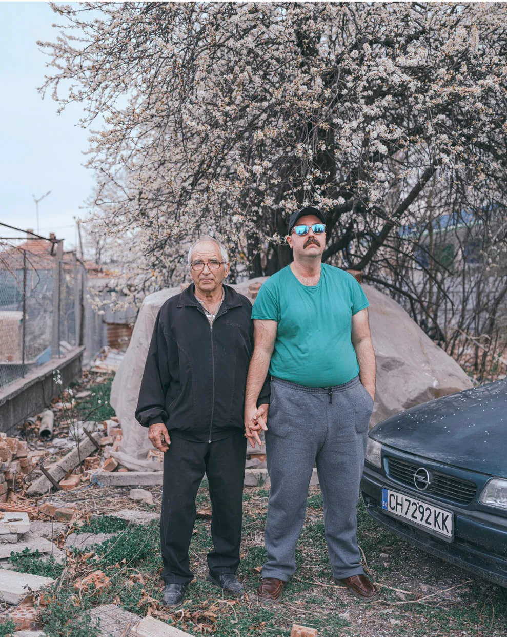 Un père et son fils se tiennent la main. 