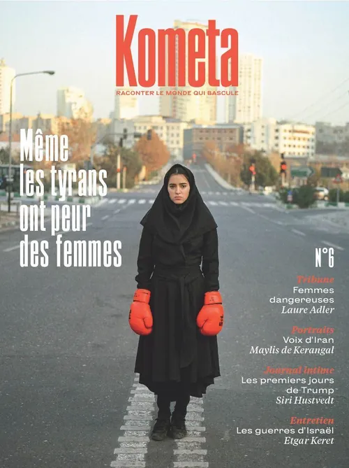 femme avec gants de boxe dans une rue de Téhéran