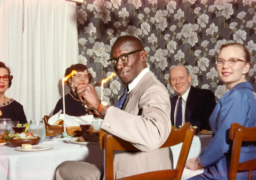 Omar Victor Diop à table avec quatre personnes