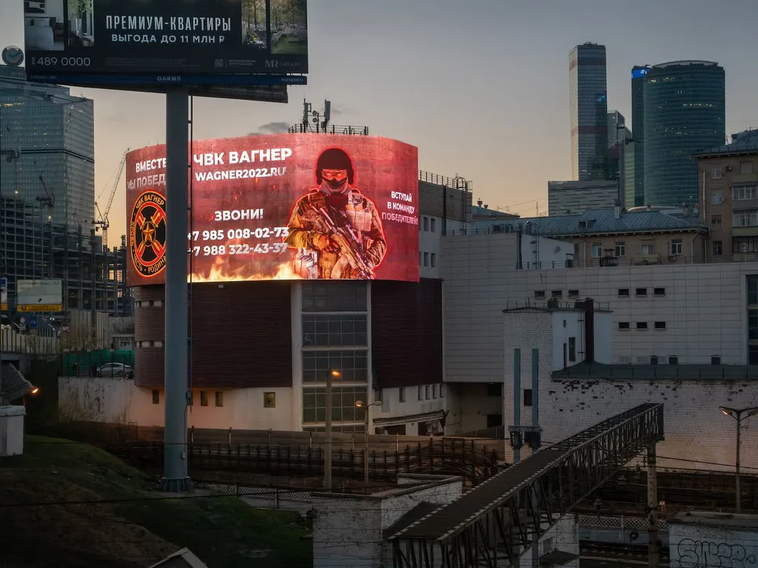 Une affiche publicitaire géante. 