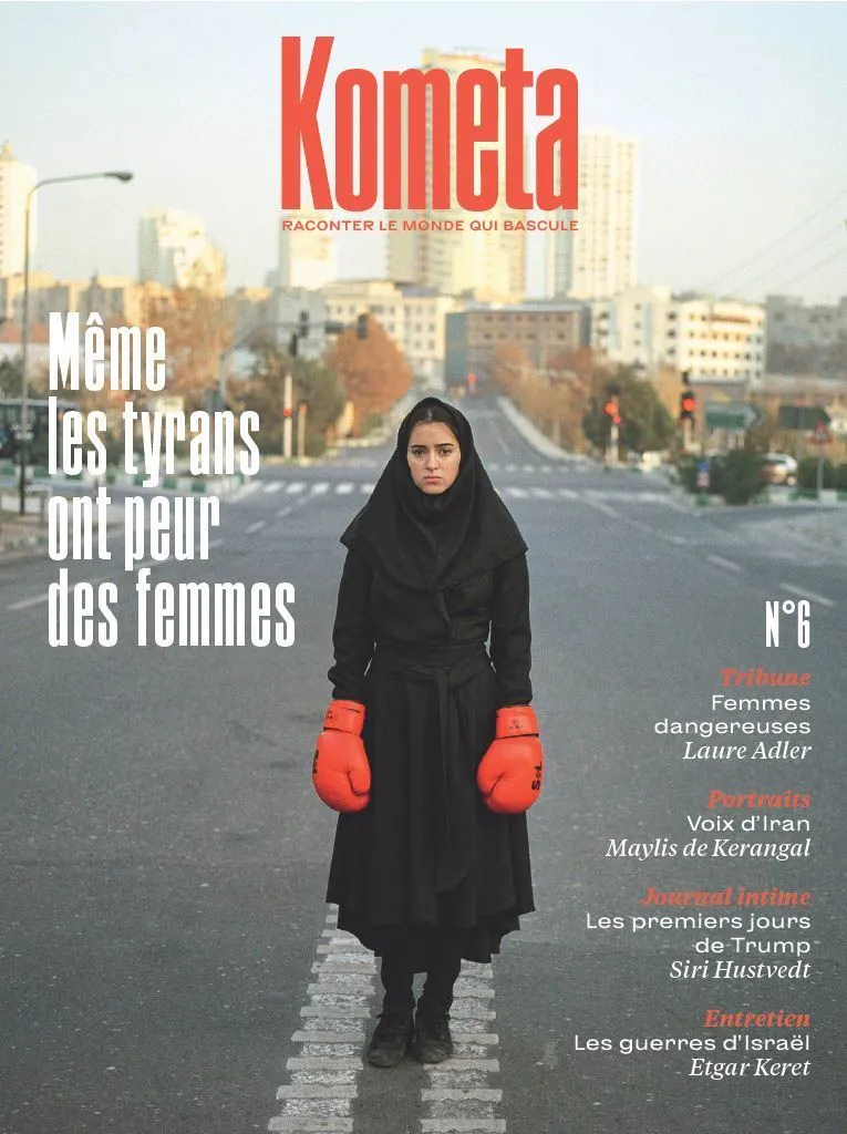 femme avec gants de boxe dans une rue de Téhéran