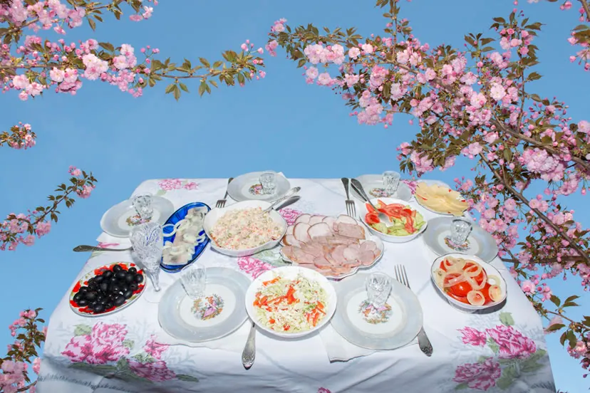 Une table avec de la nourriture. 