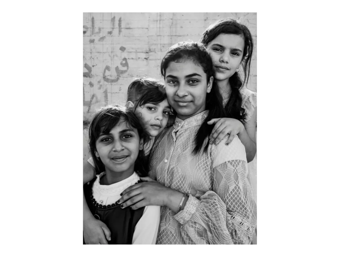 Portrait en noir et blanc de quatre enfants palestiniennes. 