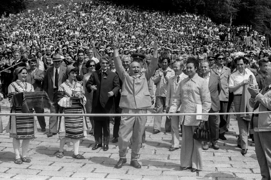 Todor Jivkov enthousiaste avant de couper un ruban, une foule derrière lui. 