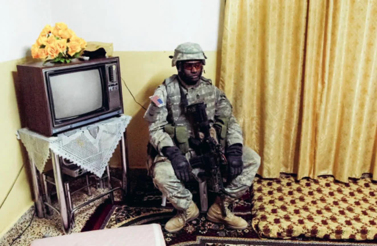 Un soldat américain assis sur une chaise en plastique.