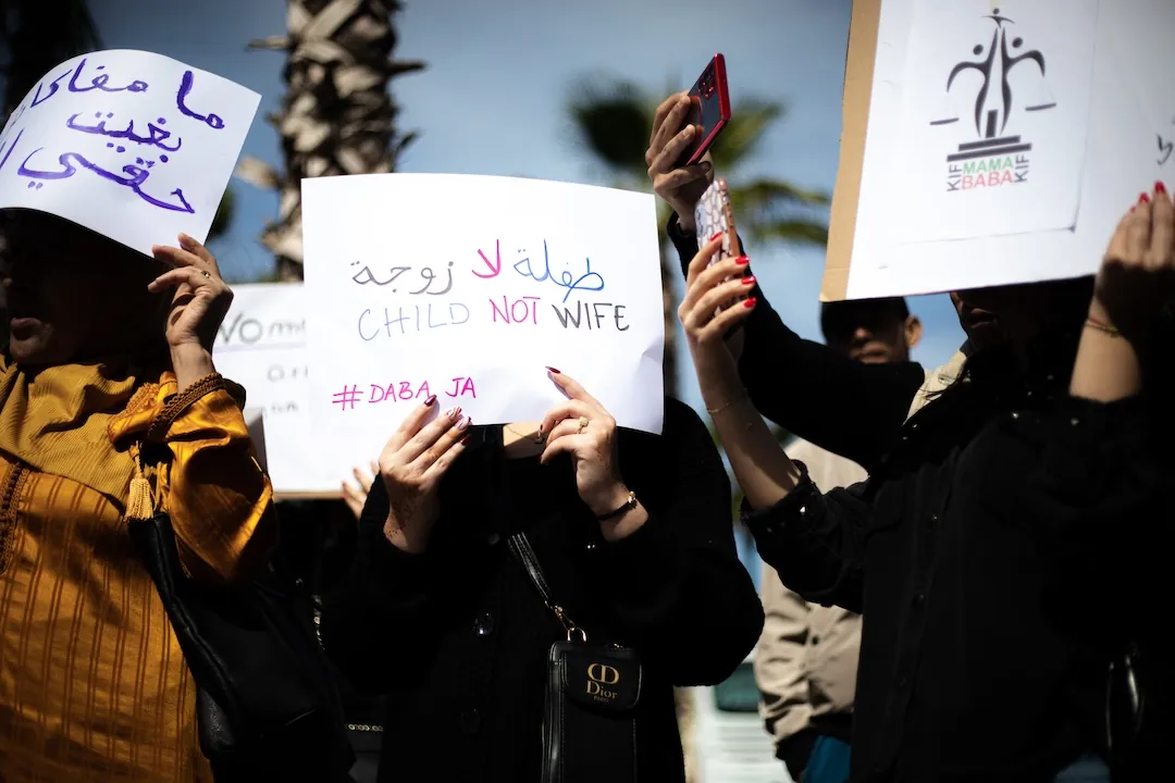 Manifestation feministe avec une pancarte "Enfant pas épouse" dénonçant le mariage des mineures au Maroc.