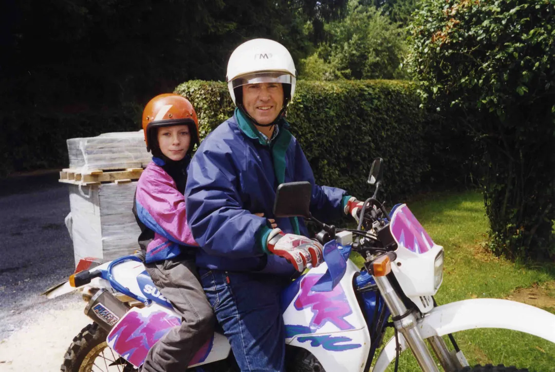 Sergueï en moto avec le père d'Aliénor.