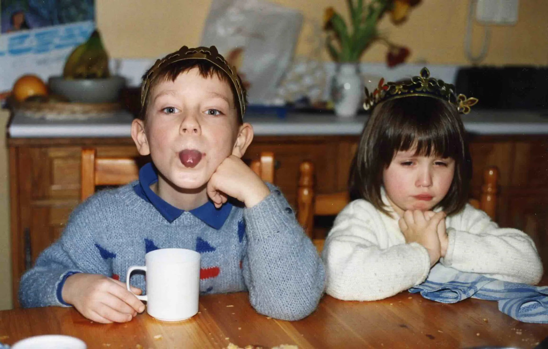 Un enfant ukrainien à table avec sa "soeur" française.  