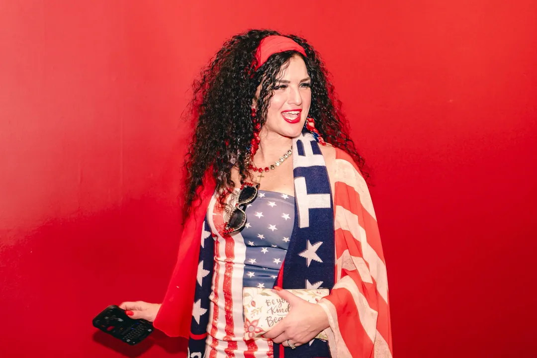 Une femme entourée d'un drapeau américain
