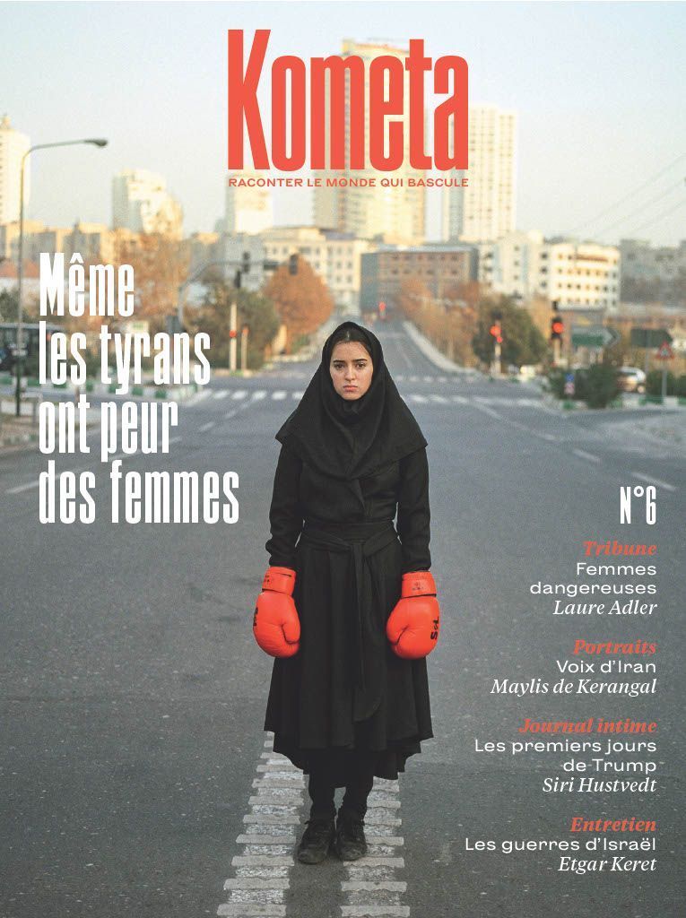 femme avec gants de boxe dans une rue de Téhéran