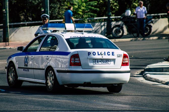GRČKA GROBARKA BEZ STIDA: Ćerka krišom zakopala majku da bi krala penziju, pa rekla 'ne sećam se gde sam je stavila'!