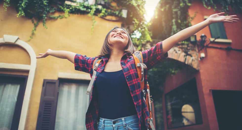 Perú retrocede en felicidad: análisis del declive institucional