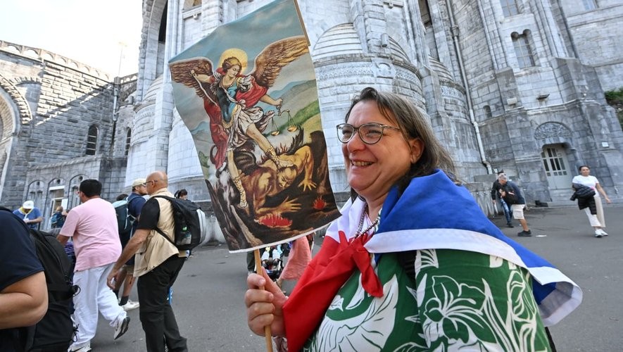 Lourdes : 50 000 pèlerins unis dans la foi avec le pape Léon XIV