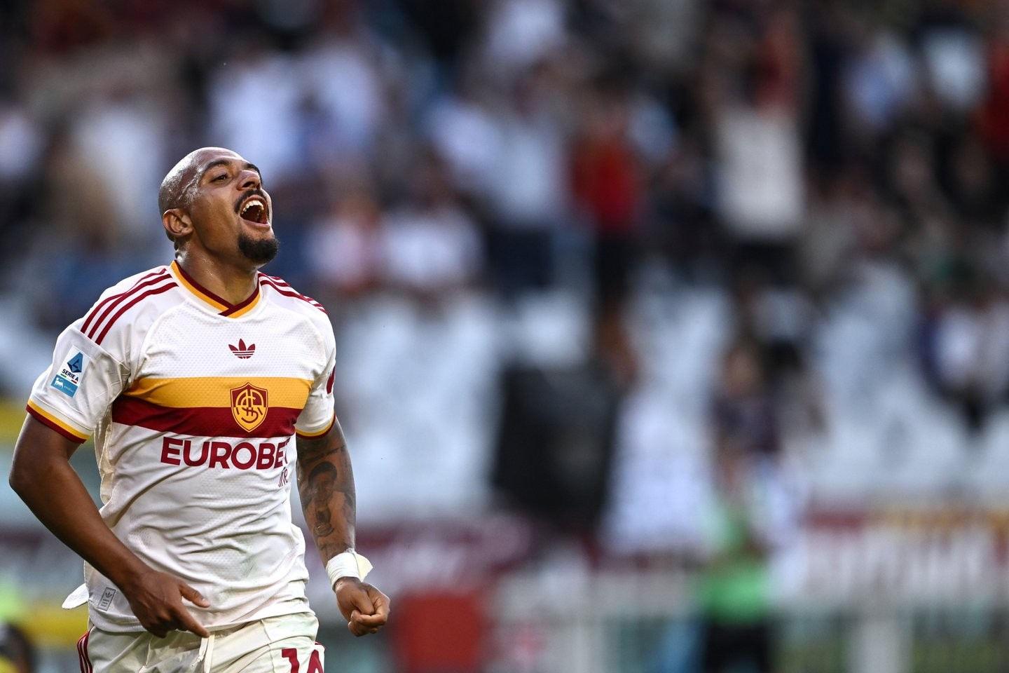 Mora espera, Malen aproveita: Roma vence e lidera