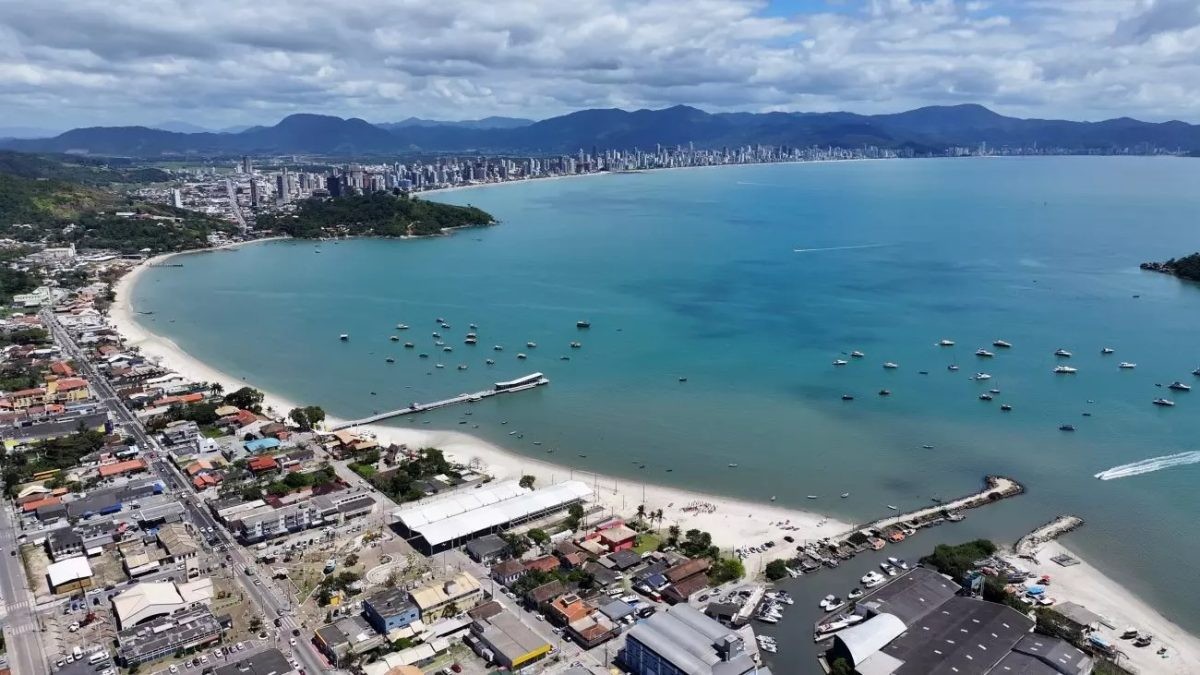 Justiça manda donos de imóveis e prefeitura de Porto Belo resolverem esgoto em área de preservação