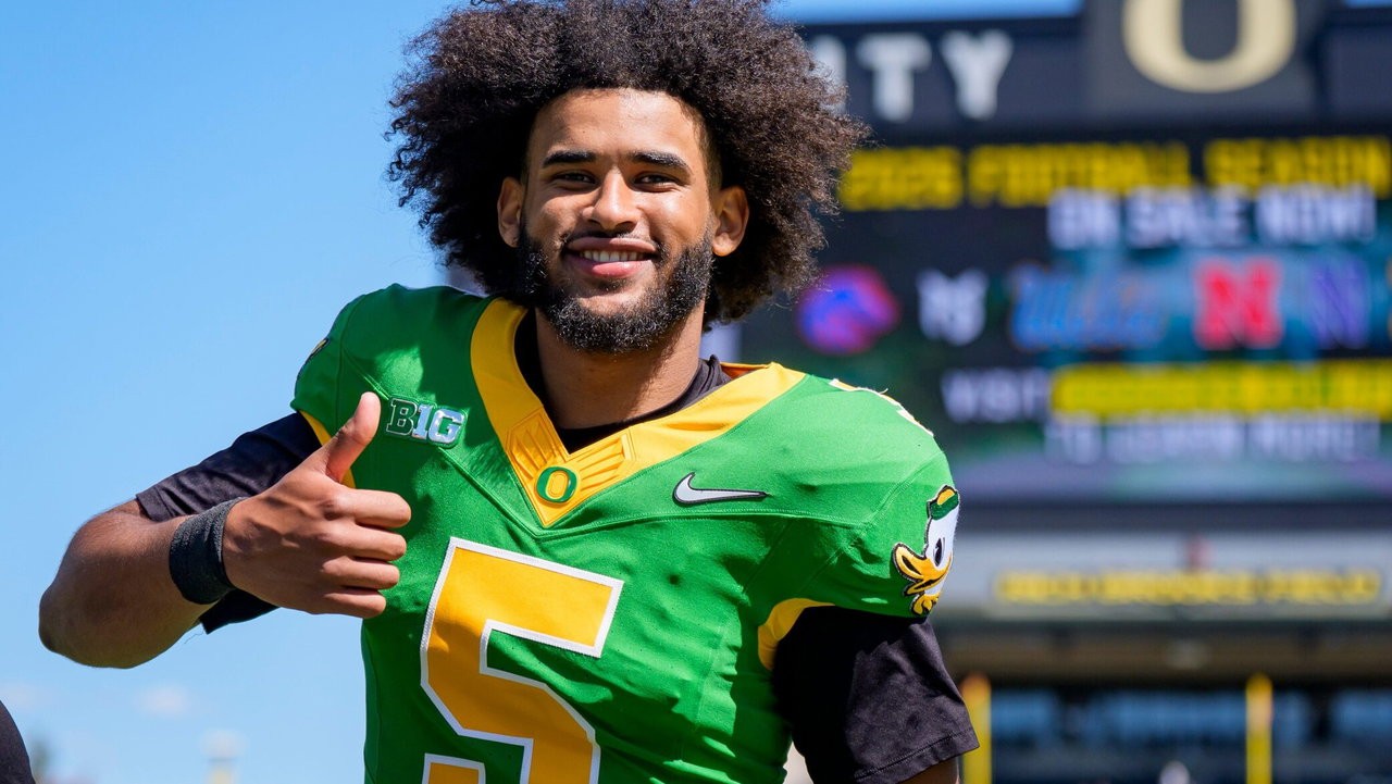 Oregon QB Dante Moore's Unconventional Huddle Habit Shows Team Bonding, Heisman Focus