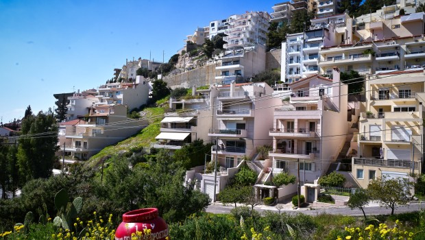 Στεγαστική κρίση: Η μνημονιακή ερήμωση πίσω από την ακρίβεια