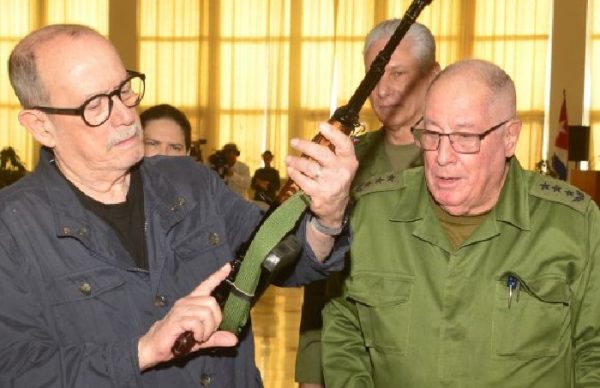 Silvio Rodríguez recibe su AKM: símbolo de resistencia antiimperialista