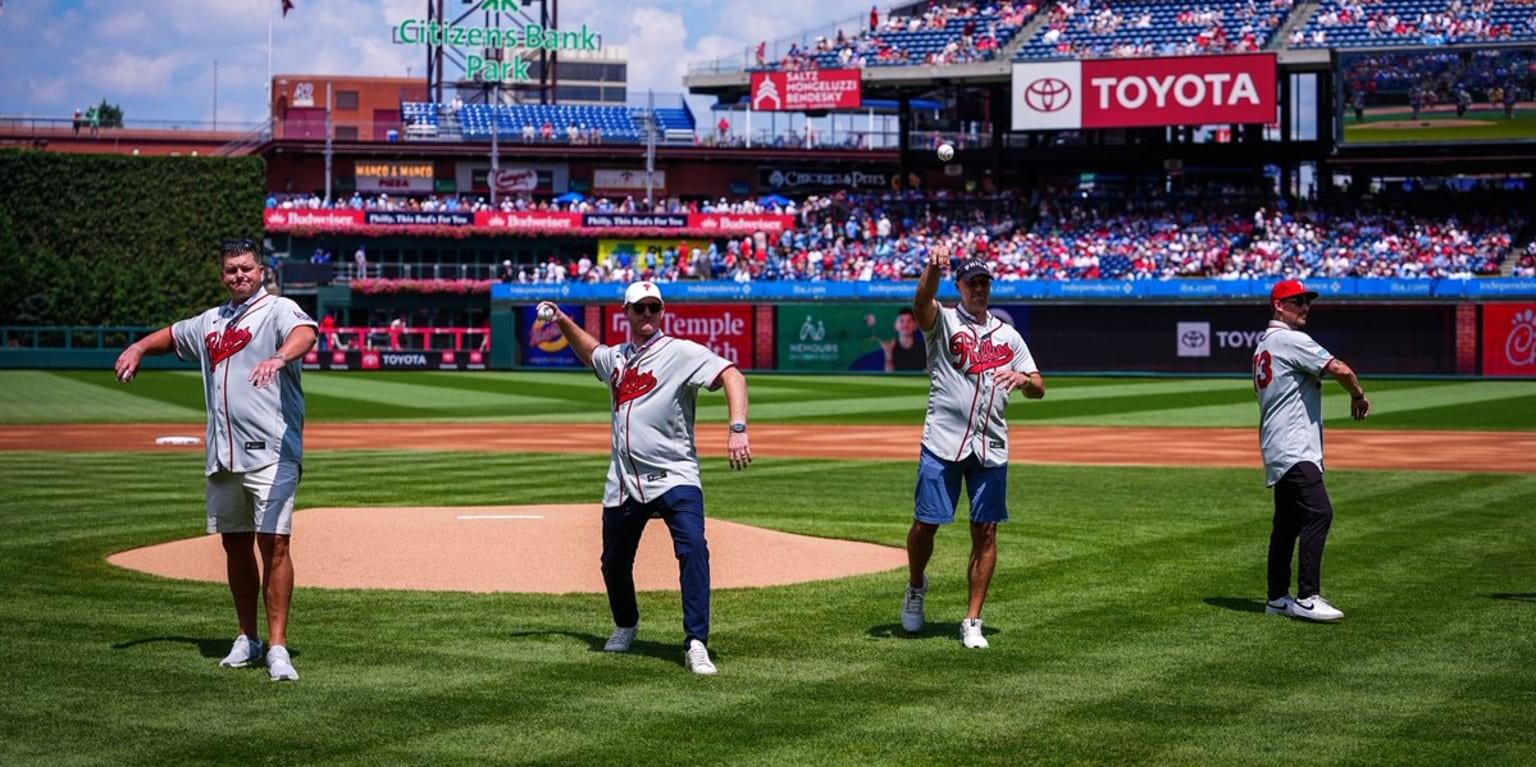 Phillies give four ex-players 'Moonlight' moment before Field of Dreams game in Iowa