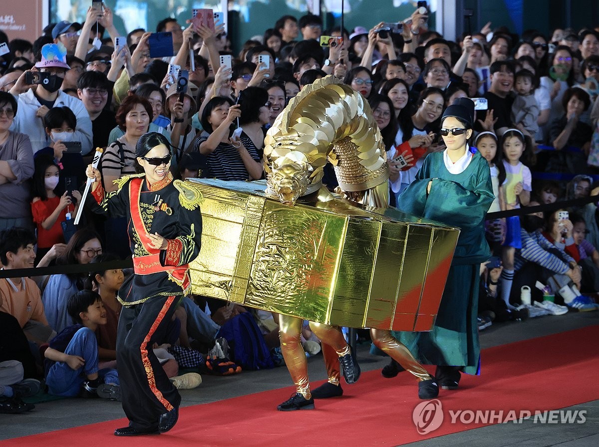 국보가 런웨이를 걷는다: 국중박 분장놀이, 문화유산의 새로운 미래