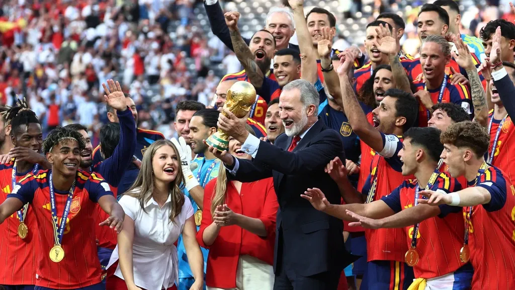 Spanje viert wereldtitel in Madrid, Messi neemt afscheid met tranen