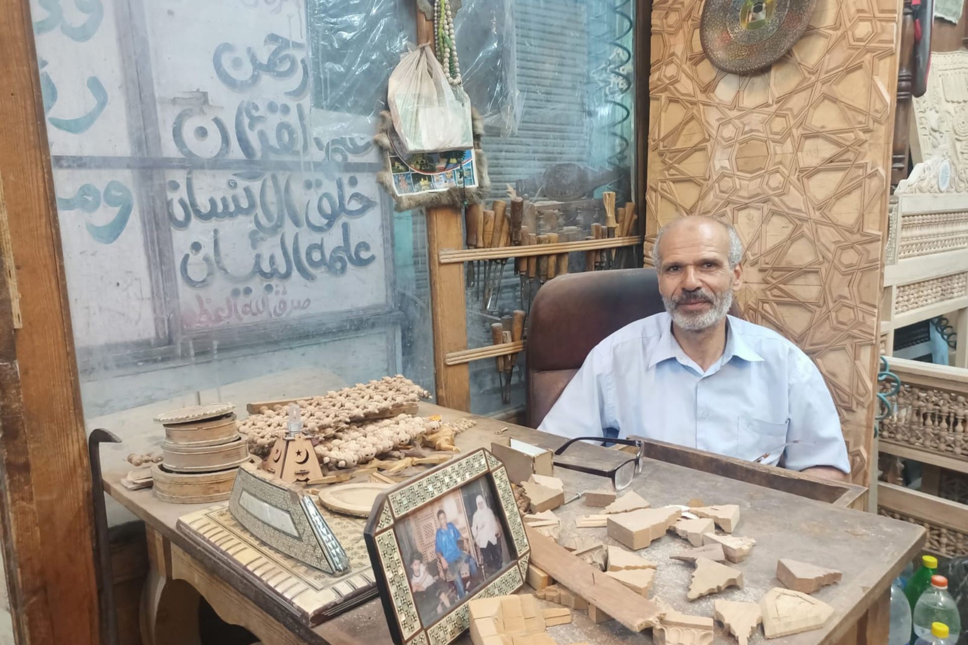 آخر حرّاس الأرابيسك: ورشة القاهرة القديمة تصون تراثاً عربياً يتلاشى