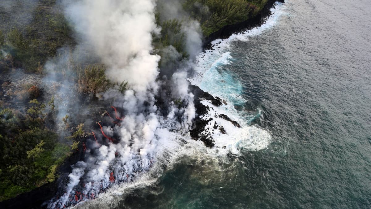 La Fournaise retrouve l'océan: quand la terre mère renaît