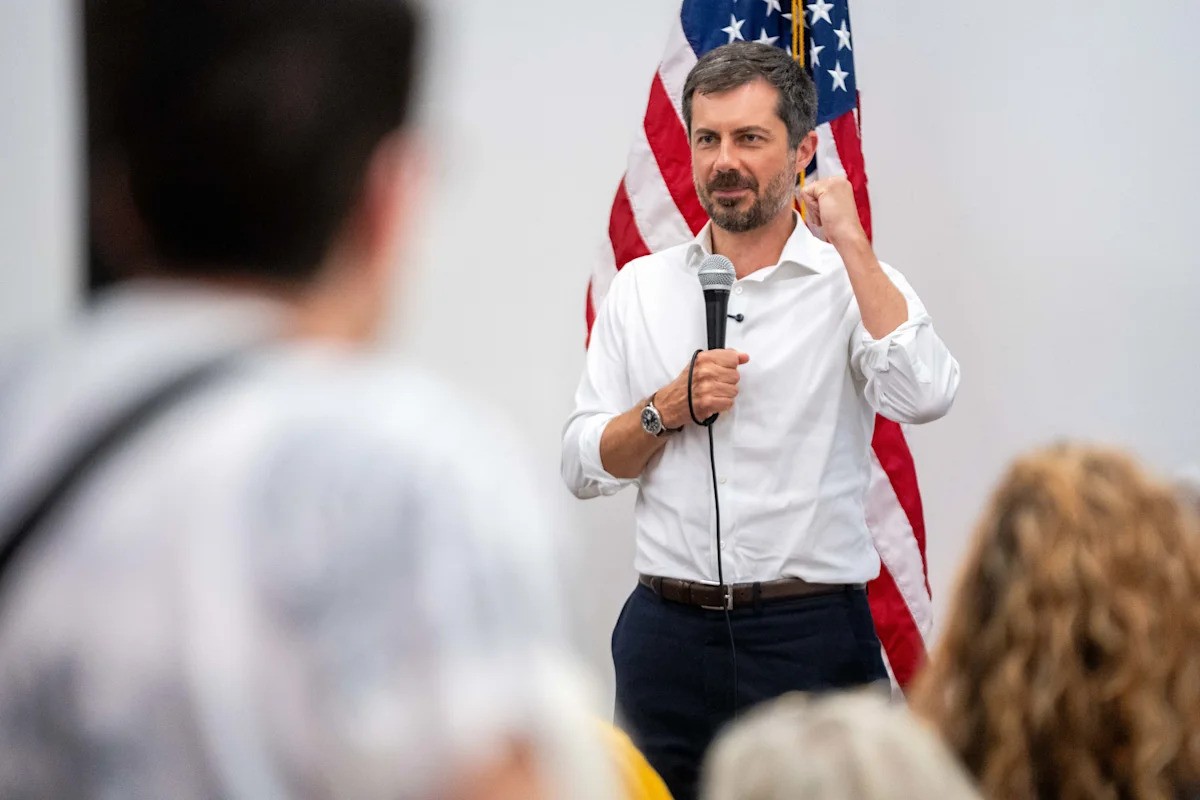 Buttigieg won't rule out 2028 presidential bid as he stumps for Iowa Democrats